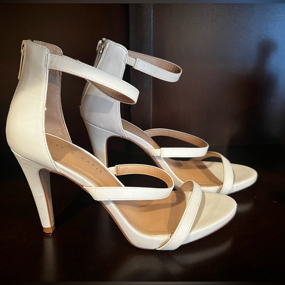 COURTNEE women white ankle strap heels/size 8M - Picture 9 of 9